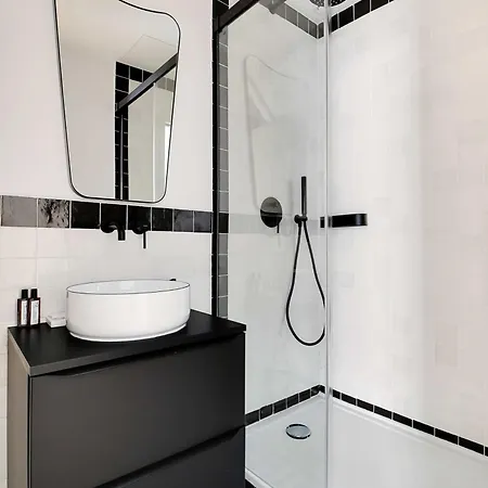 Lovely Parisian Near The Eiffel Tower Paris