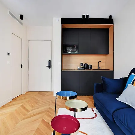 Lovely Parisian Near The Eiffel Tower Paris